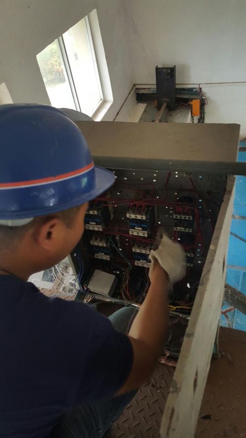 图四   技术人员对起重设备配电箱电气设备进行检查.